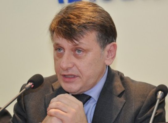 Antonescu: Dacă succesul la prezidenţiale depinde de umblatul sau nu de mână cu Ponta, renunţ